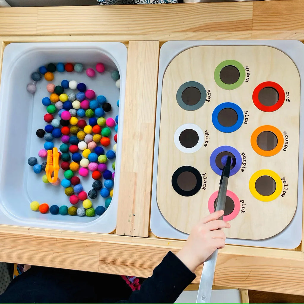 Montessori Sensorik-Tablett mit Farbperlen – Feinmotorik spielerisch fördern